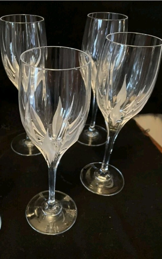 SET of 4 Mikasa Flame D’Amore Crystal Wine Glasses 8.25