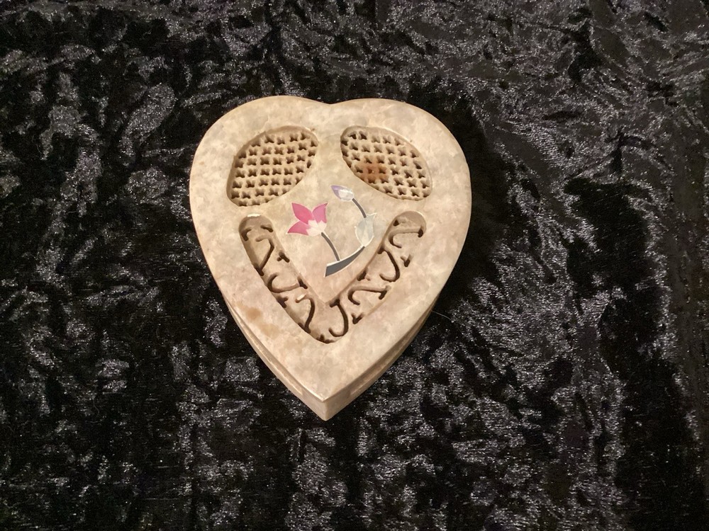Elegant Heart-Shaped Marble Trinket Box with Soapstone and Mother of Pearl Floral Inlay