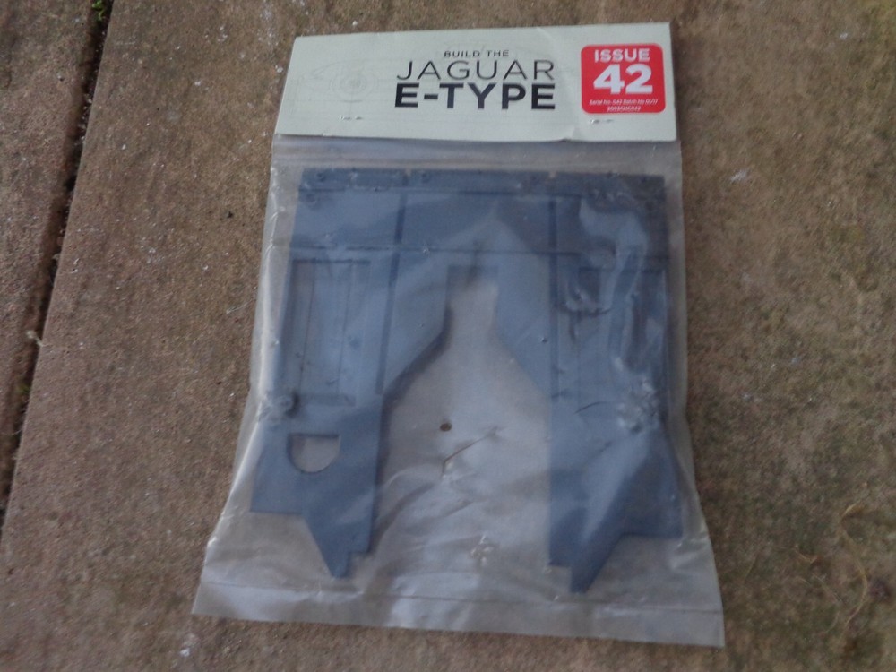 1/8 DEAGOSTINI BUILD YOUR OWN THE JAGUAR E-TYPE CAR ISSUE 42 PART