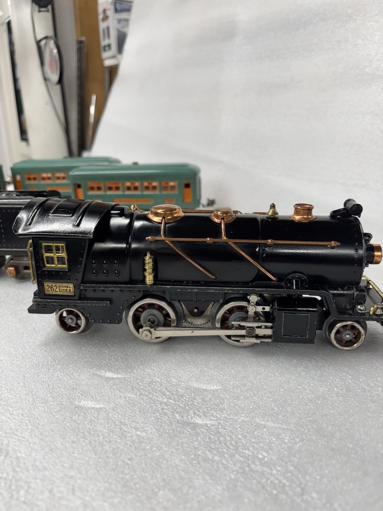 Lionel O Gauge Engine Locomotive 262 with three passenger cars  ￼