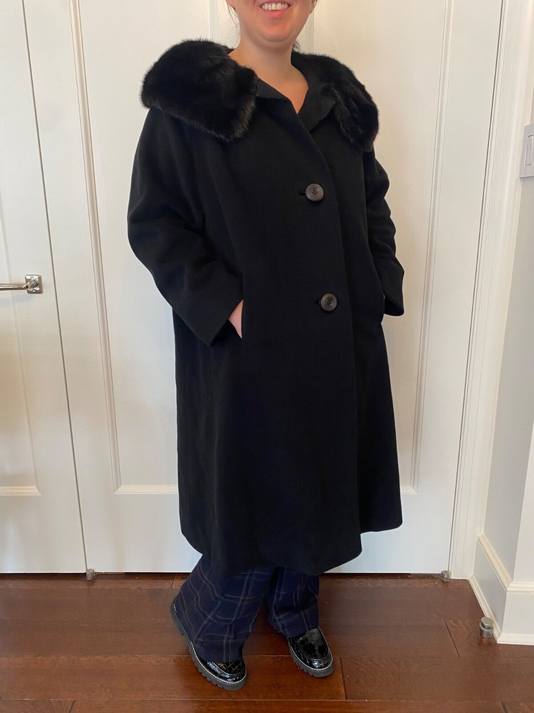 Tailored women's wool coat with luxurious mink collar