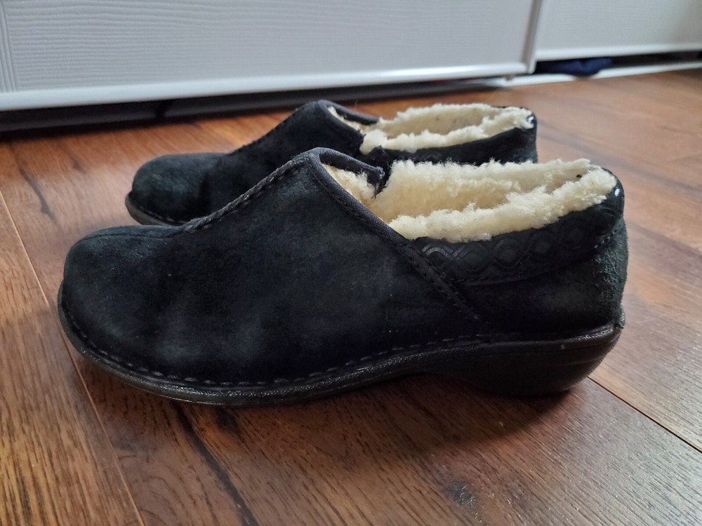 UGG Slip On Clogs Shoes Womens 6 Bettey Black Leather Pull On Sheepskin SN1757