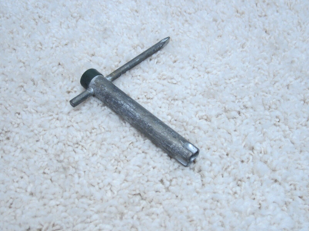 GM BUICK, CADILLAC, OLDSMOBILE OEM WIRE  HUBCAP / WHEEL COVER GREEN WRENCH #2E-3