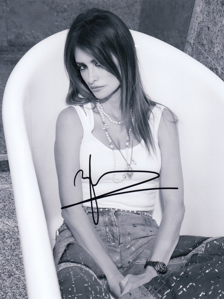 Penelope Cruz Signed Auto 8 x 10  Photograph