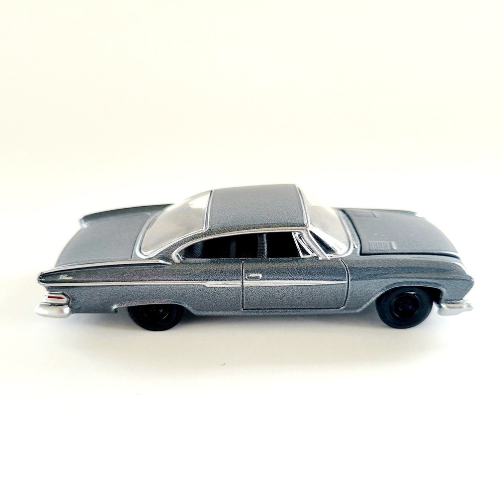 Auto World 1:64 Vintage 1961 Dodge Dart Limited Edition Ver B Silver