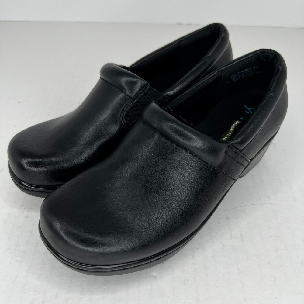 Yuu Womens Bethanee Black Faux Leather Round Toe Slip On Size 6M Clogs