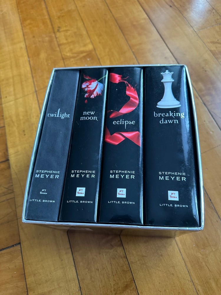 Twilight by Stephenie Meyer 4 Book Set: Twilight, New Moon, Eclipse, Breaking D.