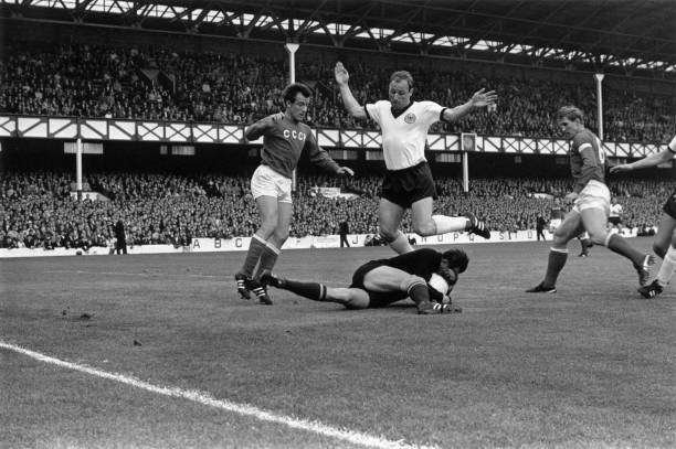 1966 West German Striker Uwe Seeler Leaps Over Russian Goalkeeper Old Photo