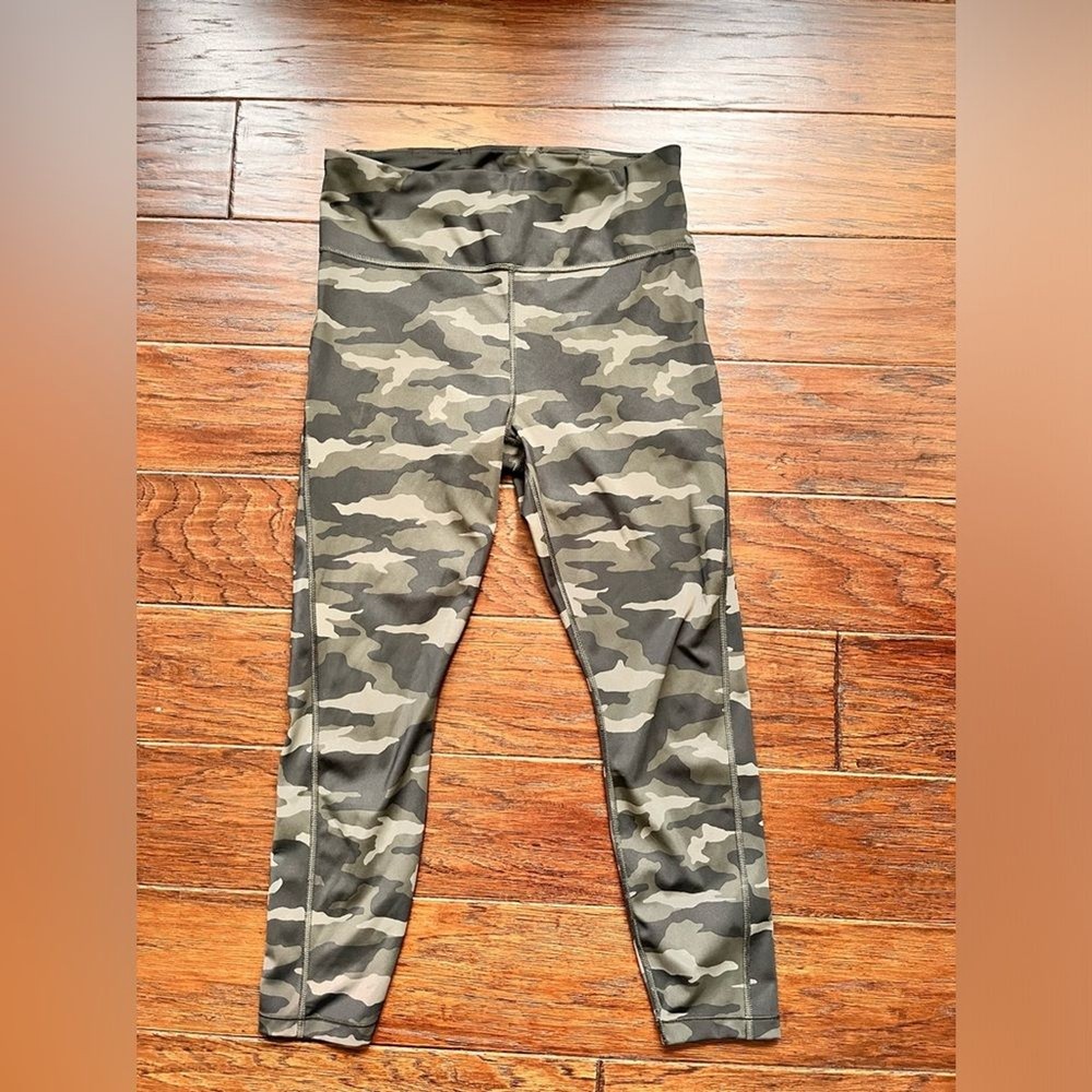 Athleta Ultimate 7/8 tight leggings Camo Green Pockets Size medium