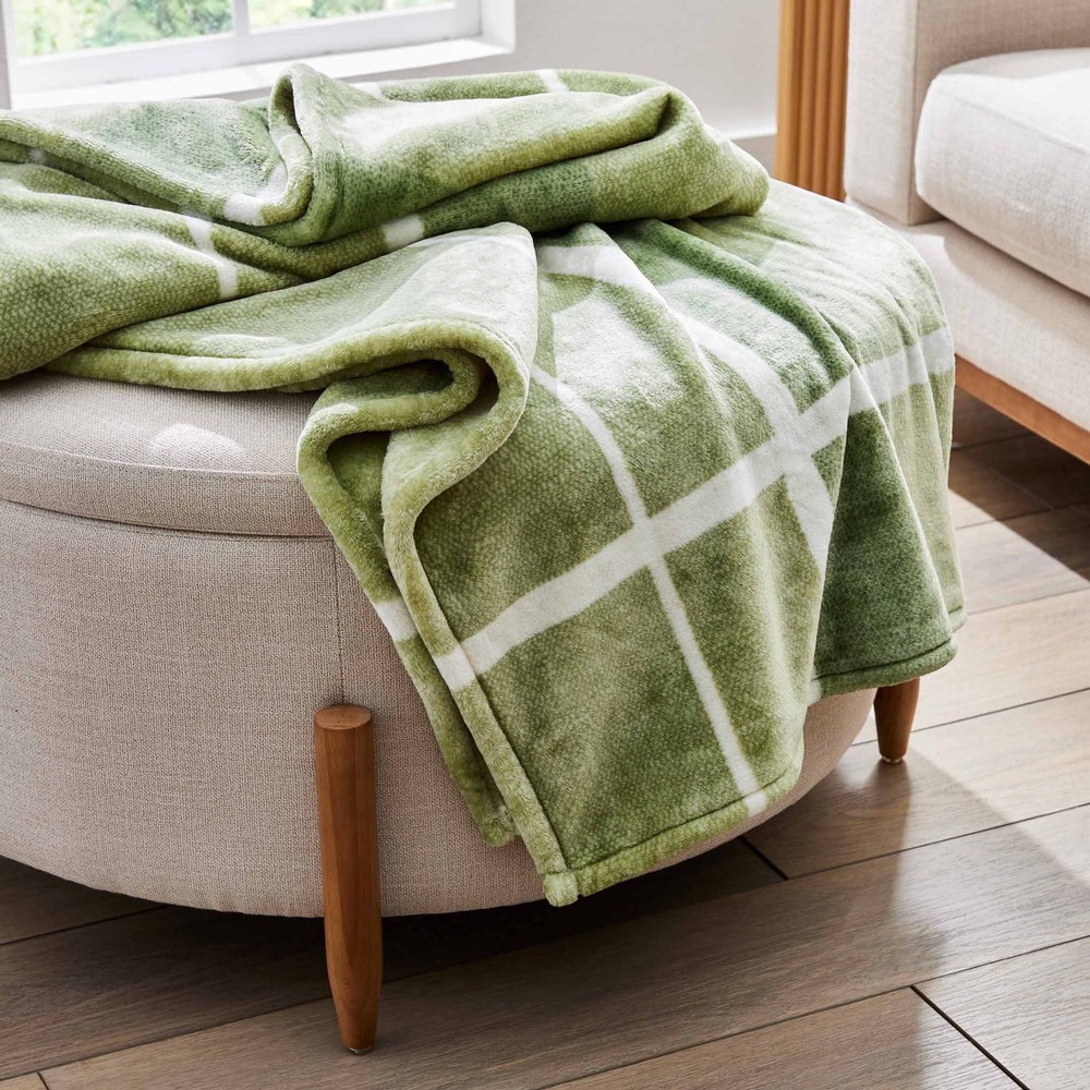 Better Homes & Gardens Heavyweight Ultra Plush Adult Throw,50” x 72”,Green Plaid