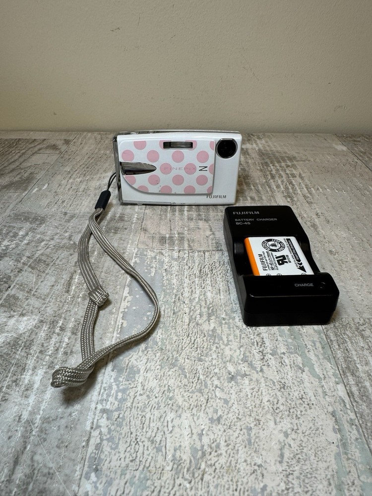 Fuji Finepix Z20 Digital Camera in Polka Dot with Battery Charger Tested Rare Vintage