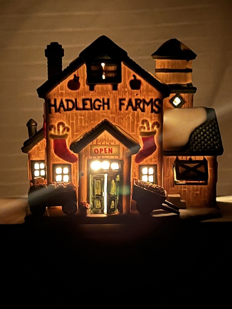 1999 Lemax Hadleigh Farms Porcelain Christmas Village Lighted House