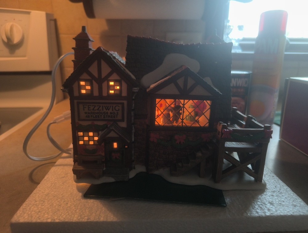 New DEPT 56 Dickens Fezziwigs Ballroom Dickens Village Gift Set  with box