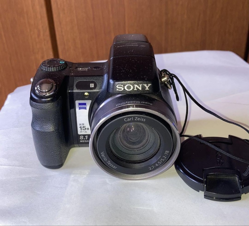 Sony DSC-H7 8.1MP 15x Zoom Digital Camera with Carl Zeiss Lens - Pre-Owned