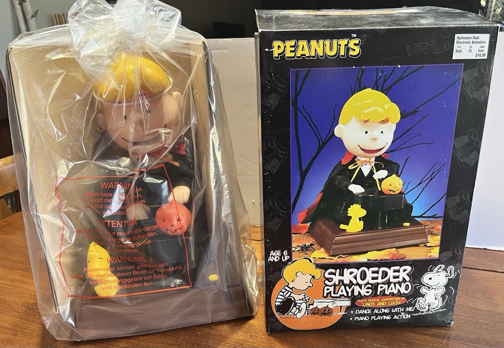 Halloween Peanuts Shroeder Piano Plays Linus & Lucy Snoopy New in Box