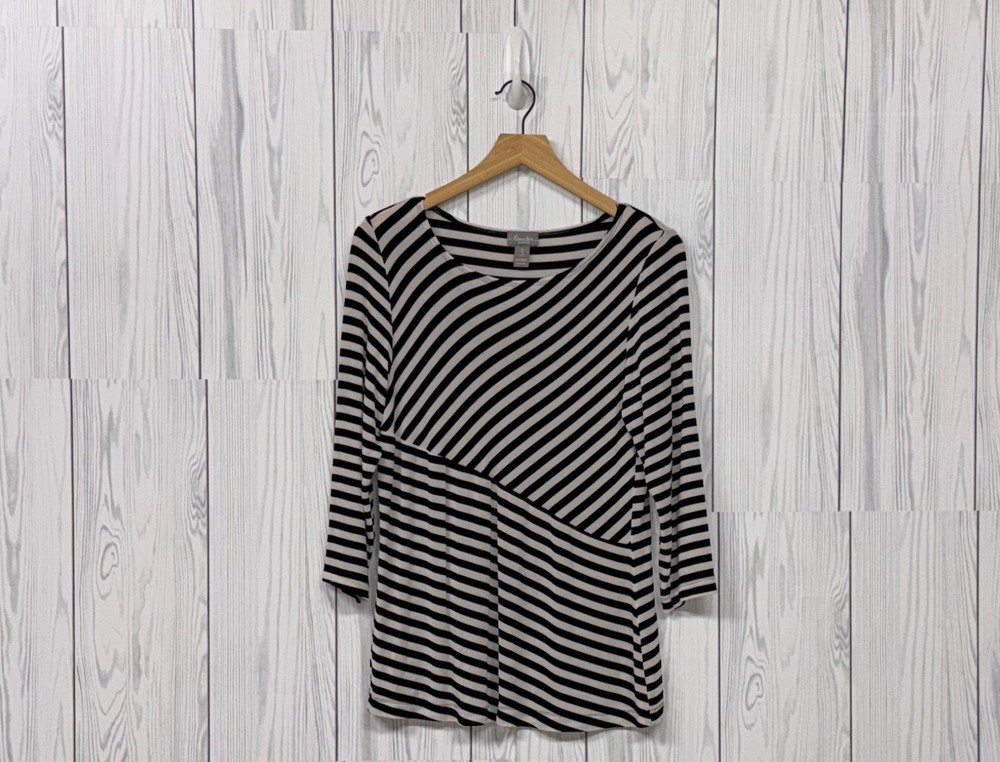 Chicos top womens size 1 long sleeve travelers white patterned blouse stretch