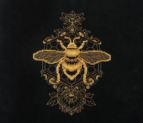 Cross stitch kit - Golden bee 14x18cm Black Aida 14ct needlepoint kit