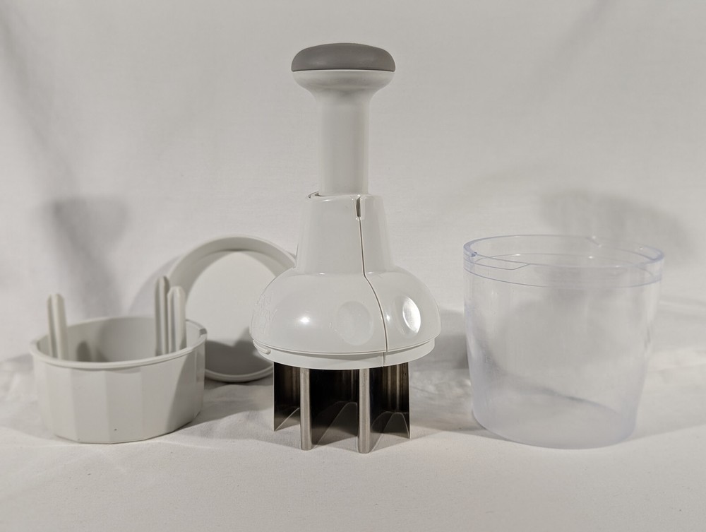 Pampered Chef Food Chopper with Stainless Steel Blades and Lid #2585