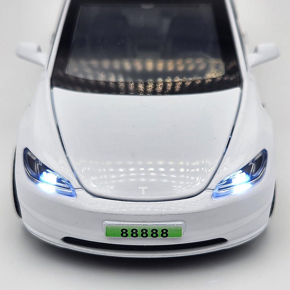 2022 Tesla Model 3 White 4-Door 1:32 Scale Diecast Model Car