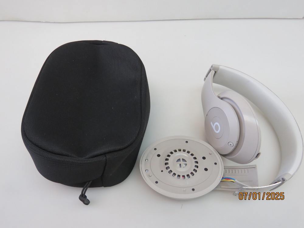 Beats by Dr. Dre Studio Pro Over-the-Ear Wireless Headphones (BROKEN) [CU75]