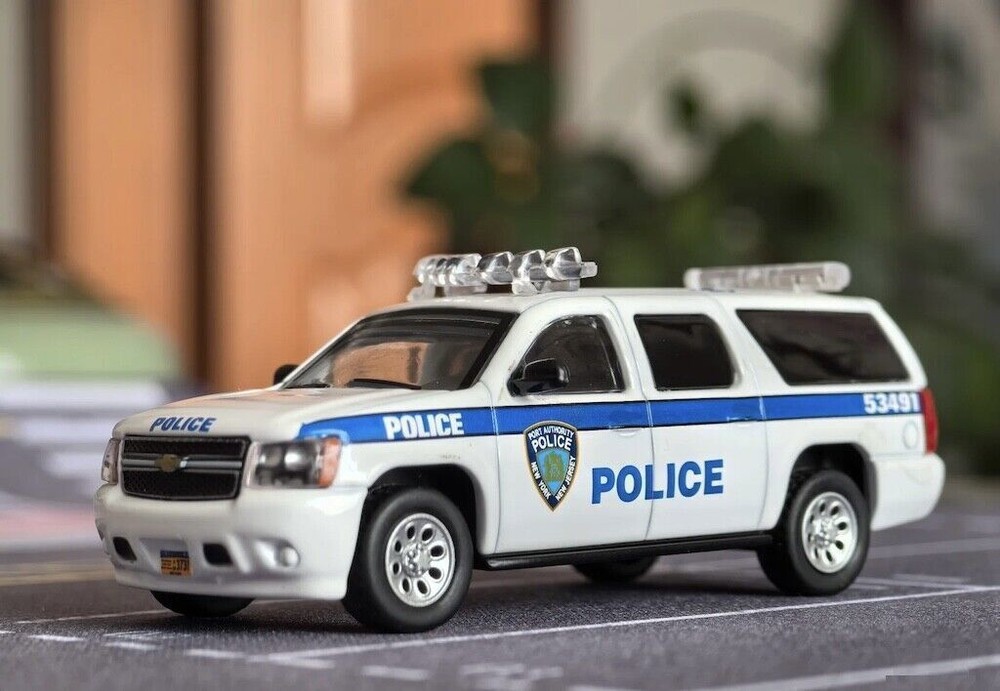 1:64 596Mode White Port NY Police Suburban SUV Model Diecast Metal Car