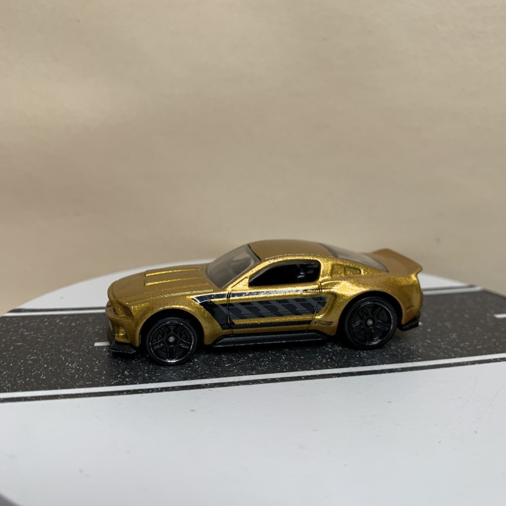 2015 Hot Wheels Police Pursuit Exclusive 2014 Custom Mustang Coupe Gold w/PR5 GC