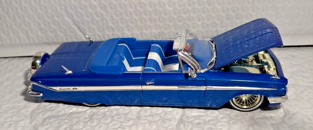 Jada Toys Low Rider 1/24 1961 Blue Chevy Impala Street Low covertible