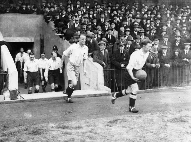 1926 Wadsworth Leads Out His England Team Mates Onto The Pitch Football Photo