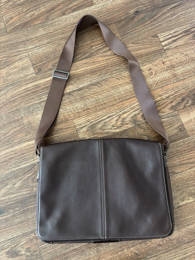 Boconi Man Tyler Slim Classic Leather Messenger Bag
