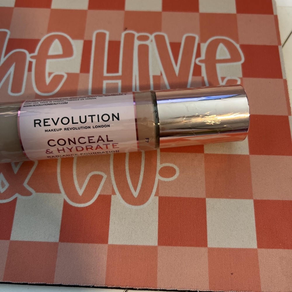 Hydrating Hyaluronic Acid Radiance Foundation F7