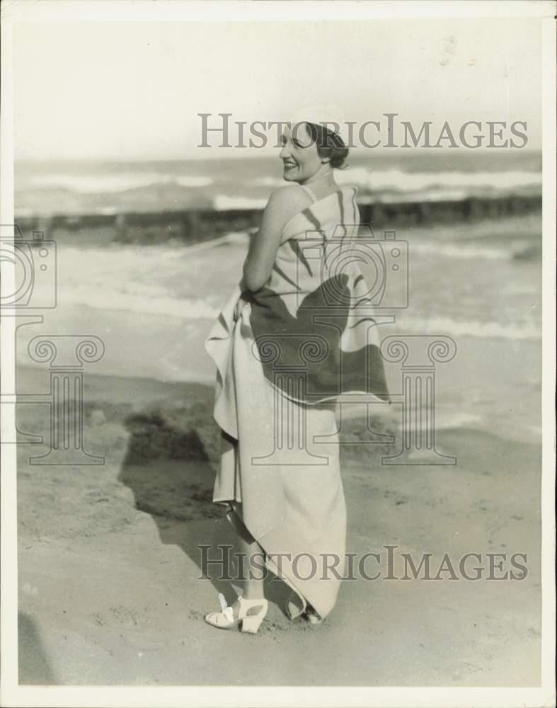 1933 Press Photo Mrs. Robert Lafferty of Chicago takes a stroll, Miami Beach FL