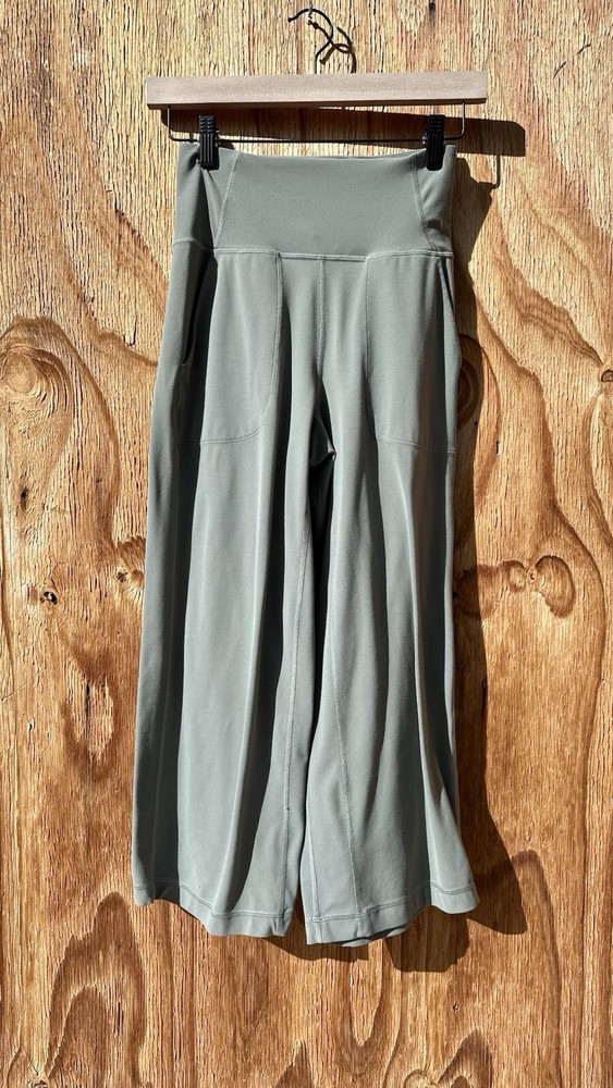 Lulmon Align 23 High Rise Capri Leggings Sage Light Olive Pockets Size 4 EUC Yoga