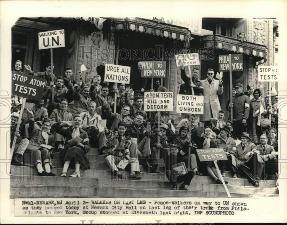 1956 Press Photo Peace walkers on their way to UN shown in Newark, New Jersey