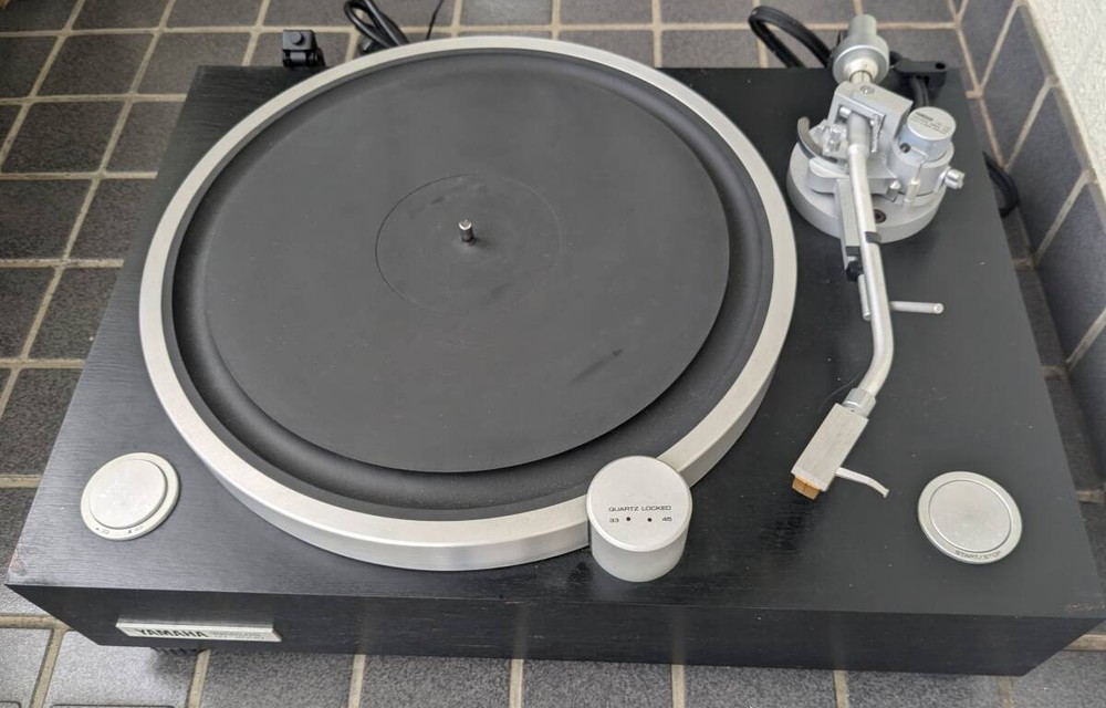 YAMAHA GT-2000 Direct Drive Record Turntable In Very Good Condition Japan