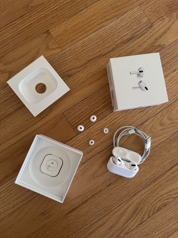 Apple AirPods Pro with Wireless Charging Case in White