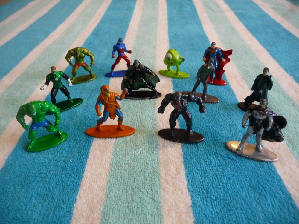 Lot of 12 JADA TOYS METALFIGS MINIATURE DIECAST FIGURINES DC COMICS / MARVEL