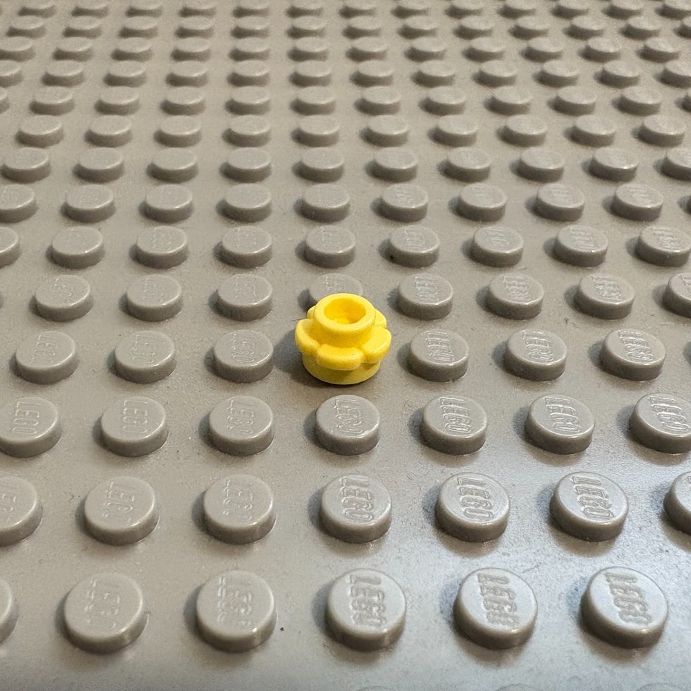 LEGO Round 1x1 Plate with Flower Edge in Bright Light Yellow Part 24866 Pack of 25