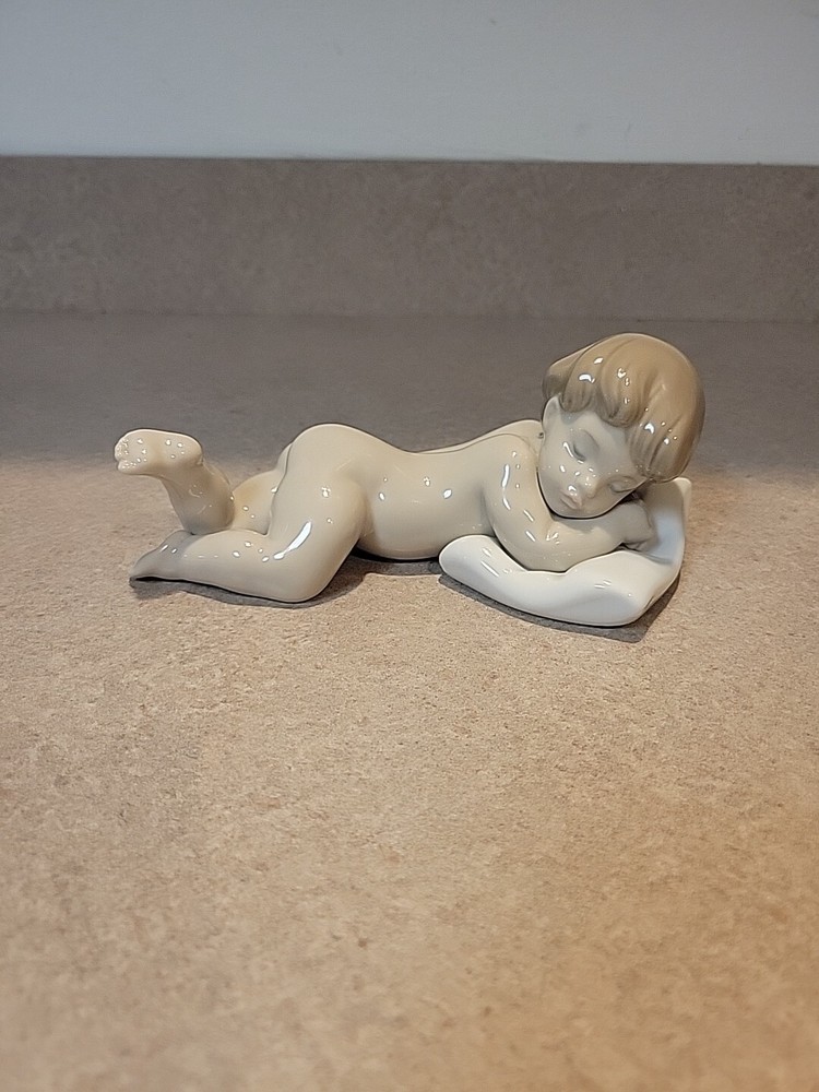 Lladro 6497 Ceramic Sleeping Baby Figurine in Excellent Condition