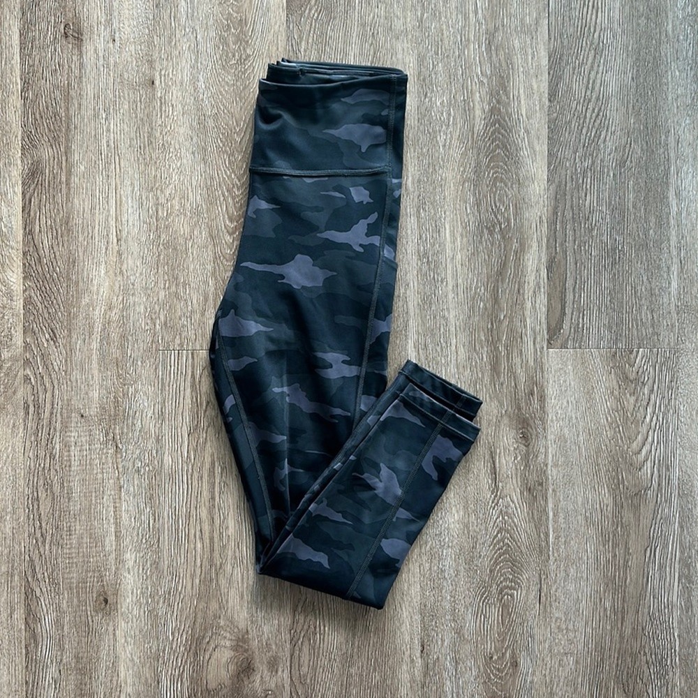 Athleta Ultimate Camo 7/8 Compression Tights in Black Size Small