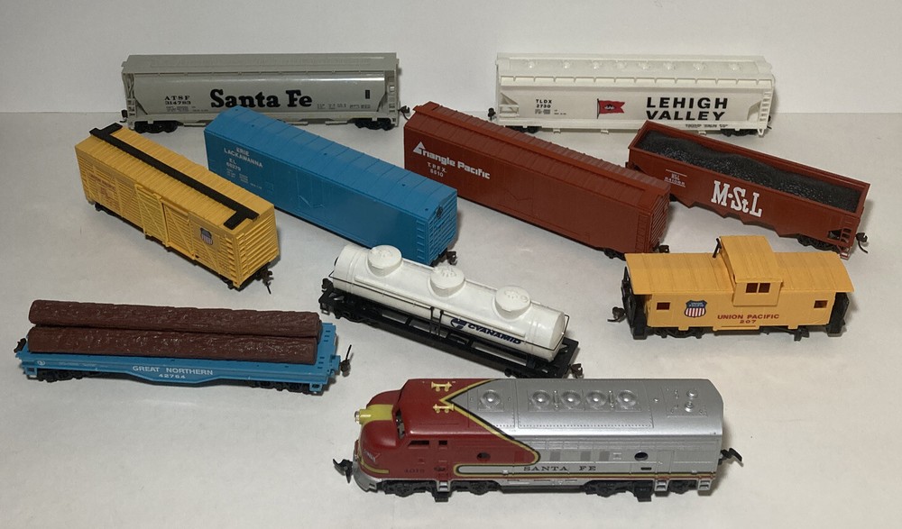 Lot of 12 HO Scale Train Cars with Diesel Engine by Tyco Bachmann Life Like  