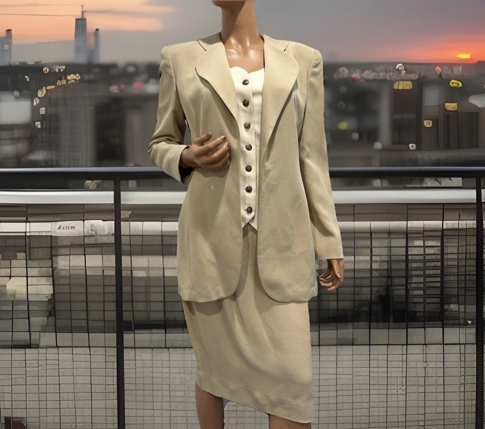dana buchman %100 silk Skirt Suit Size 10 Baige Khaki Color