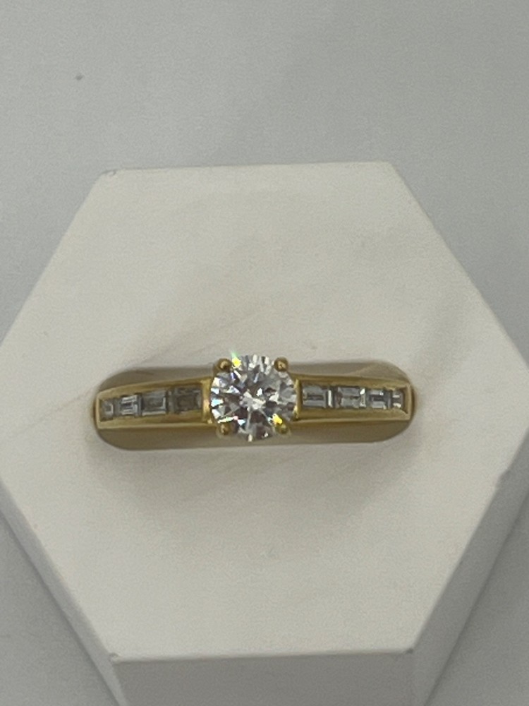 Stunning 18ct yellow gold ring with vs diamonds