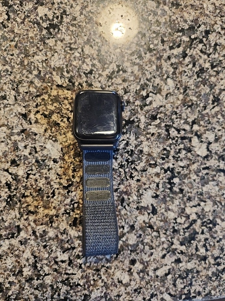 Apple Watch SE 40mm Midnight Aluminum Case Sport Band